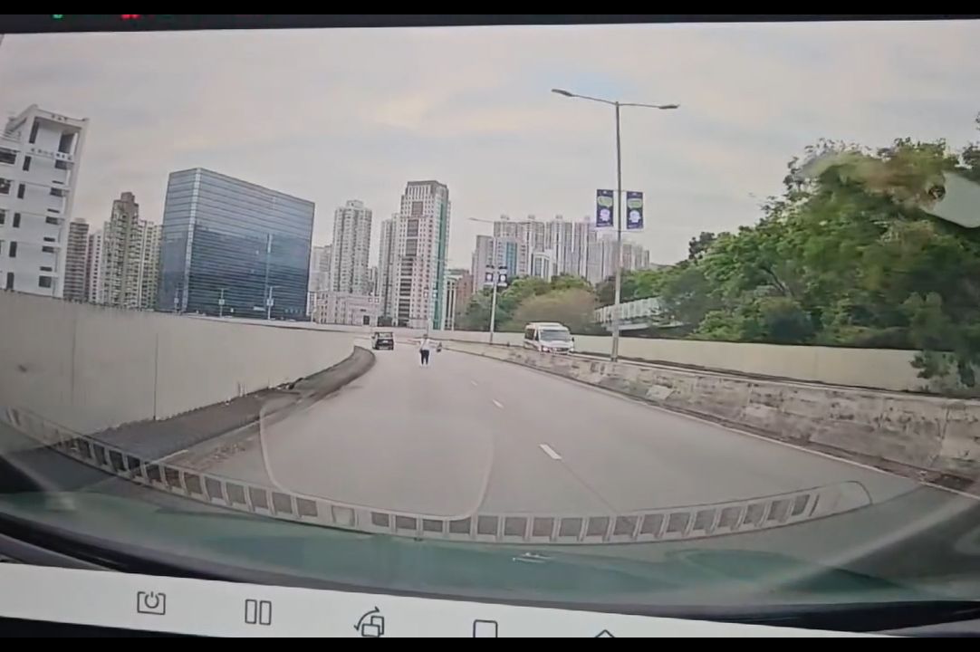 荃灣大河道天橋頂女子亂跑疑碰瓷，警察落車「成功追截」。