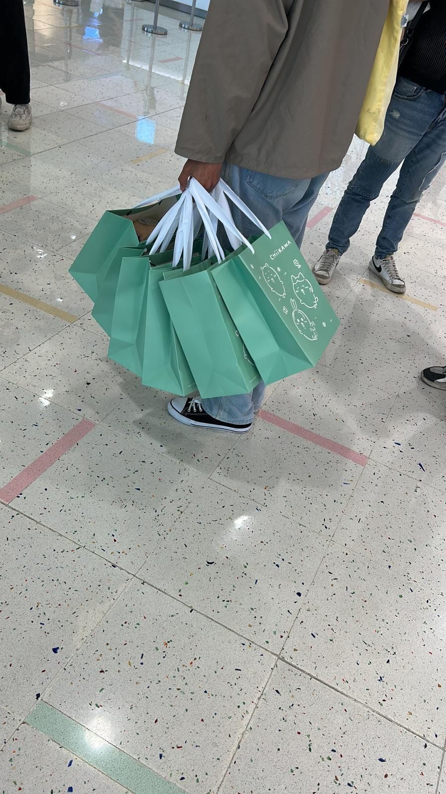 有疑為黃牛在場內買Chiikawa