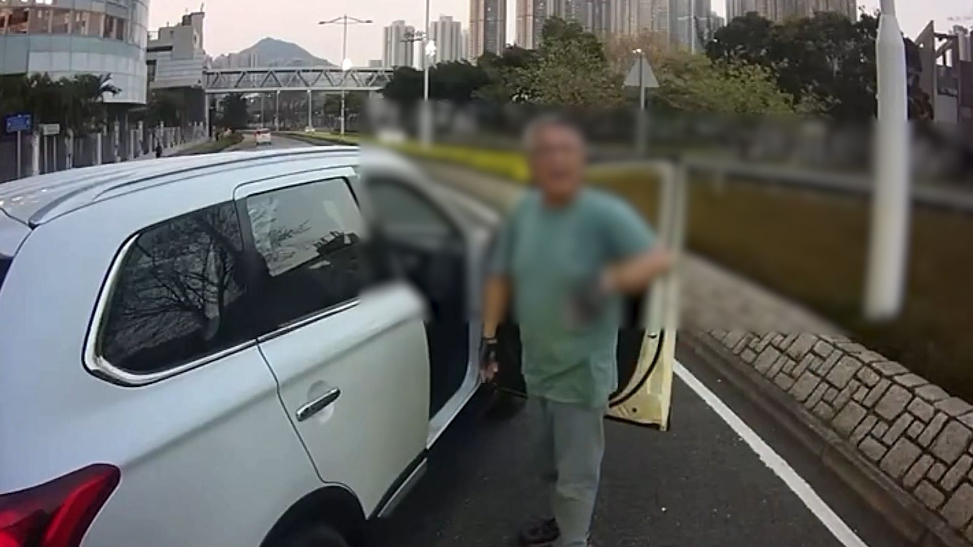 有片｜將軍澳白色私家車螺旋處閘車及讓線沒停