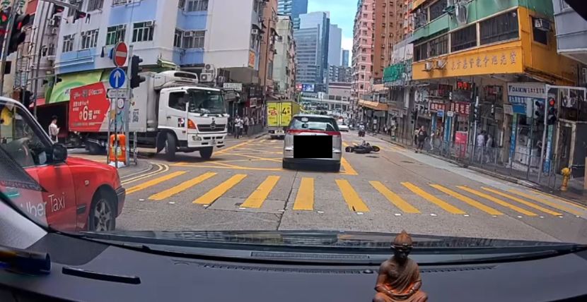 觀塘私家車落斜直撞電單車