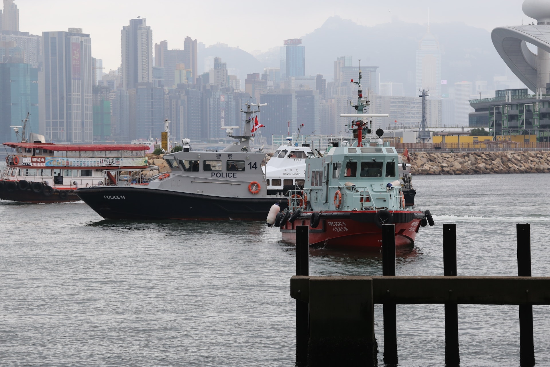 警方及消防員非常緊張，分別出動水警及滅火輪救援