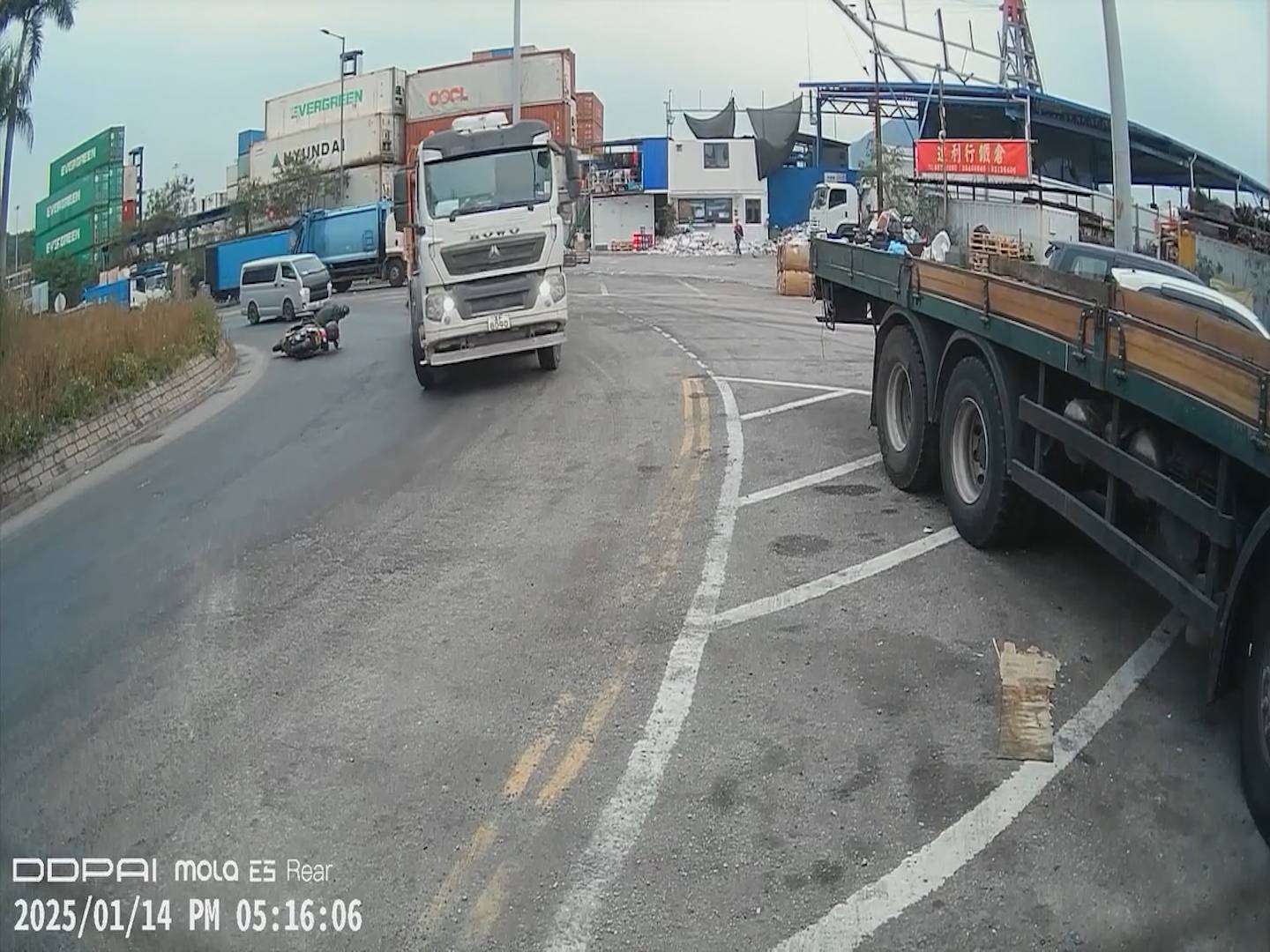 葵青鐵騎士路面跣親險被泥頭車輾過