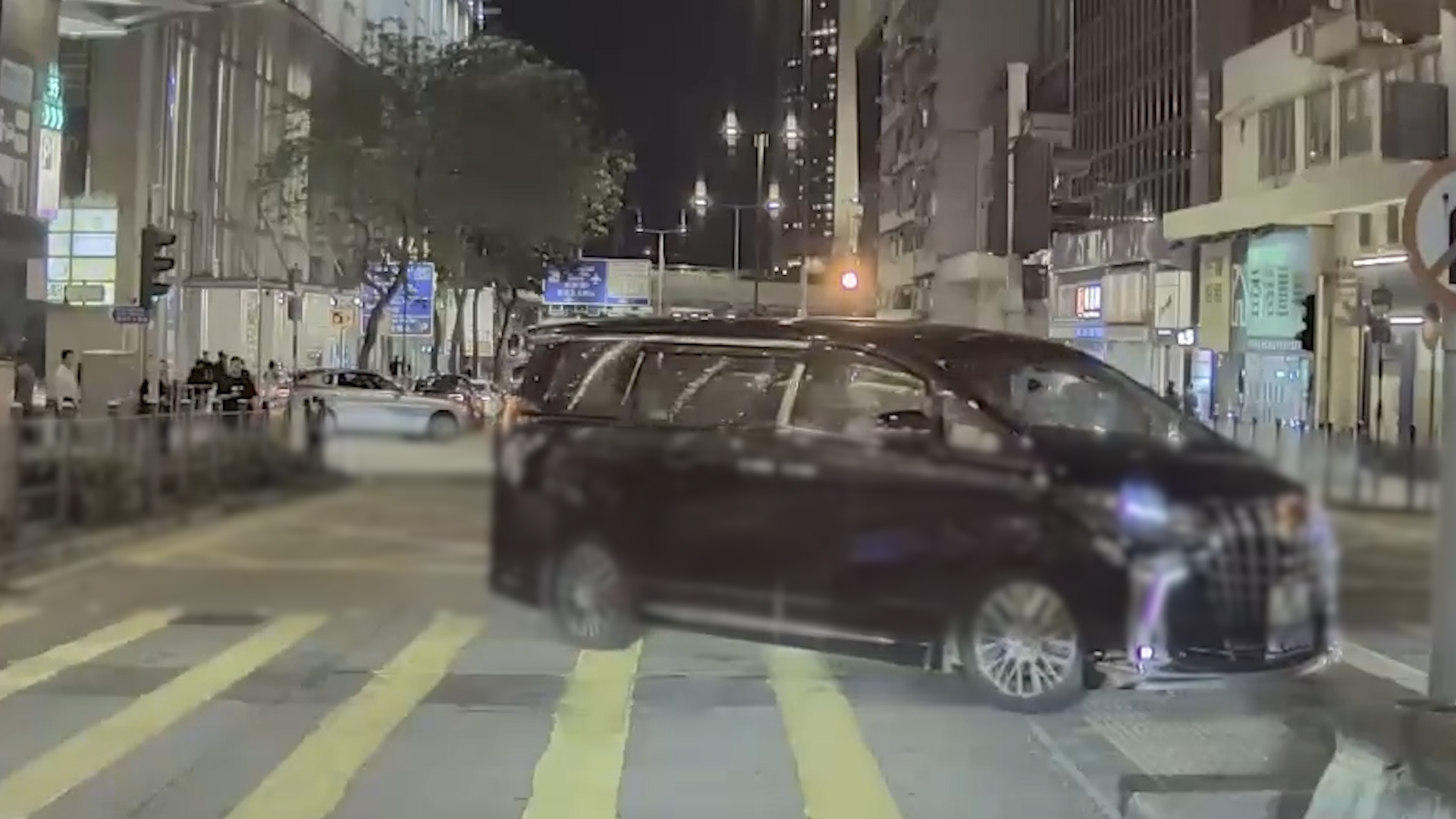車Cam直擊｜尖沙咀七人車入錯線後逆線　膽大包天越安全島離開