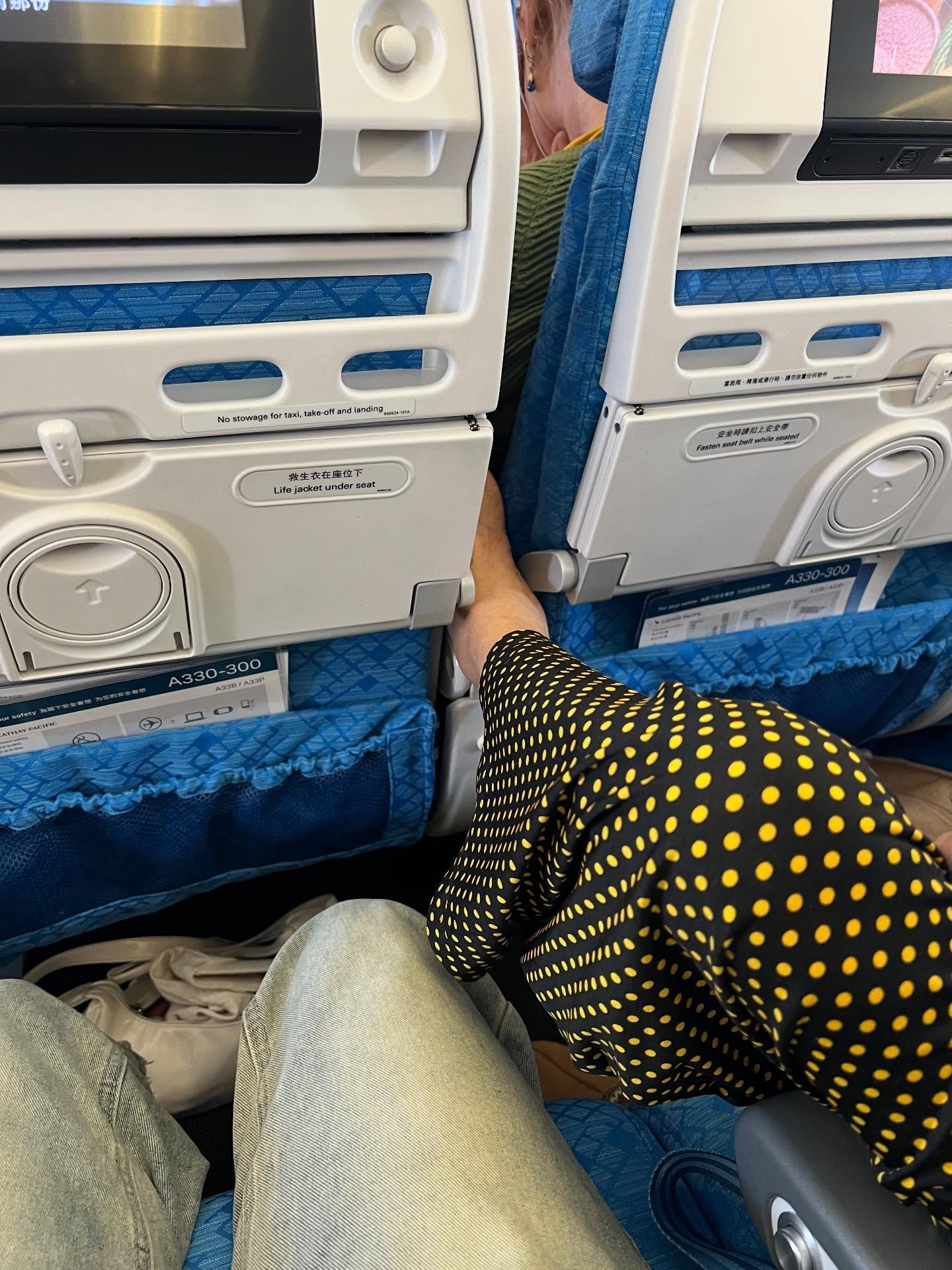 有片｜港女搭飛機鄰座臭腳攻擊　事主「佛系反應」震驚網民全網熱議