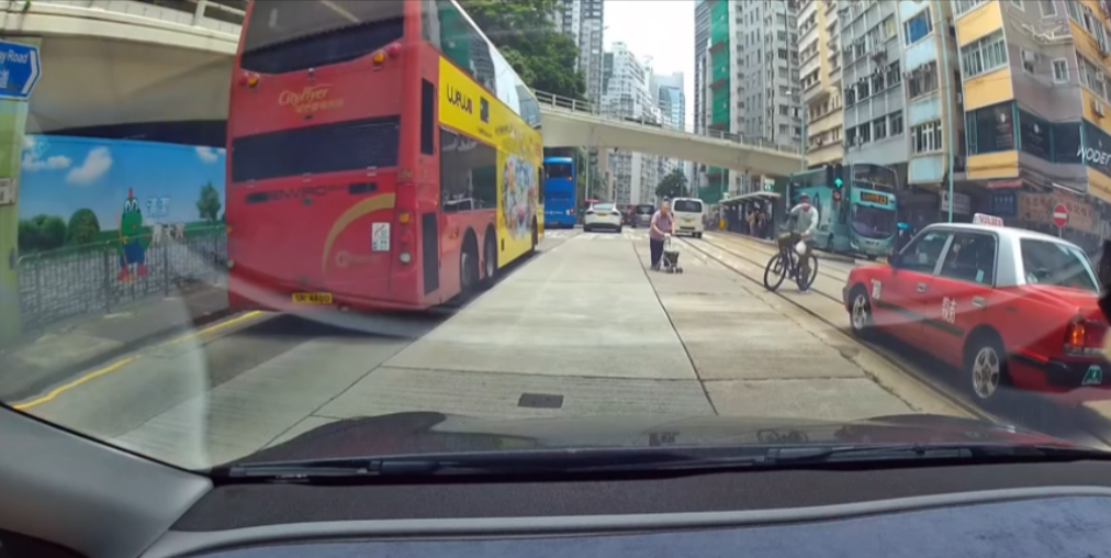 一名疑似正送外賣、騎單車經過的南亞裔男子見狀，遂從對面逆線駛至並揚手截停的士，然後揮手保護婆婆安全地緩緩離開馬路範圍。