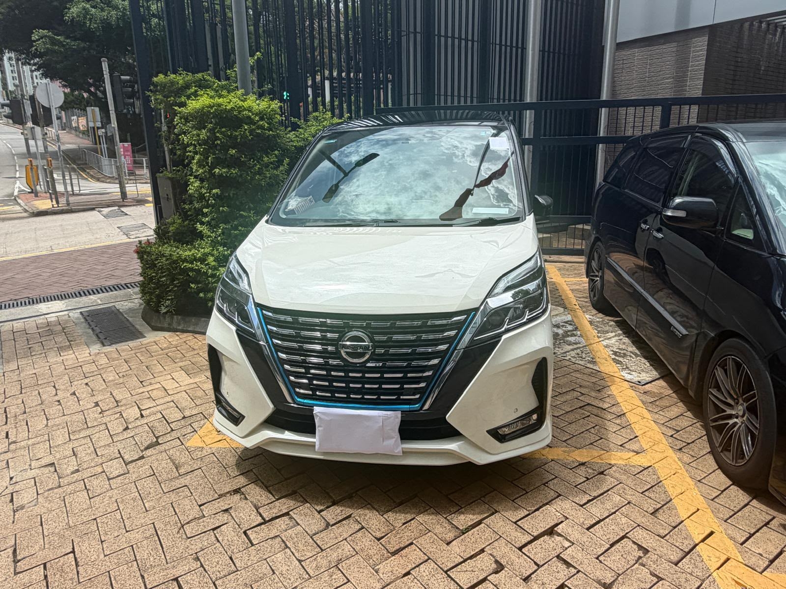 兩部涉案私家車已被扣查作進一步檢驗。
