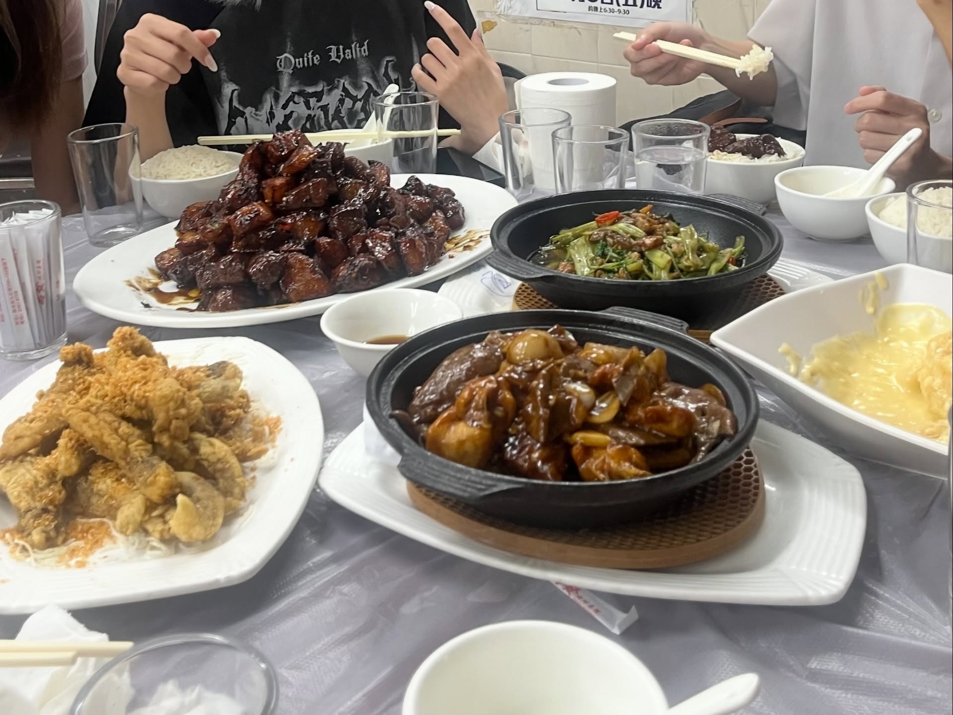 從帖文中的相片可見，該店的黑椒薯仔牛柳粒中，薯仔粒堆積如山，而菜式表面只見到數顆牛柳粒。（Threads圖片／why__u_）