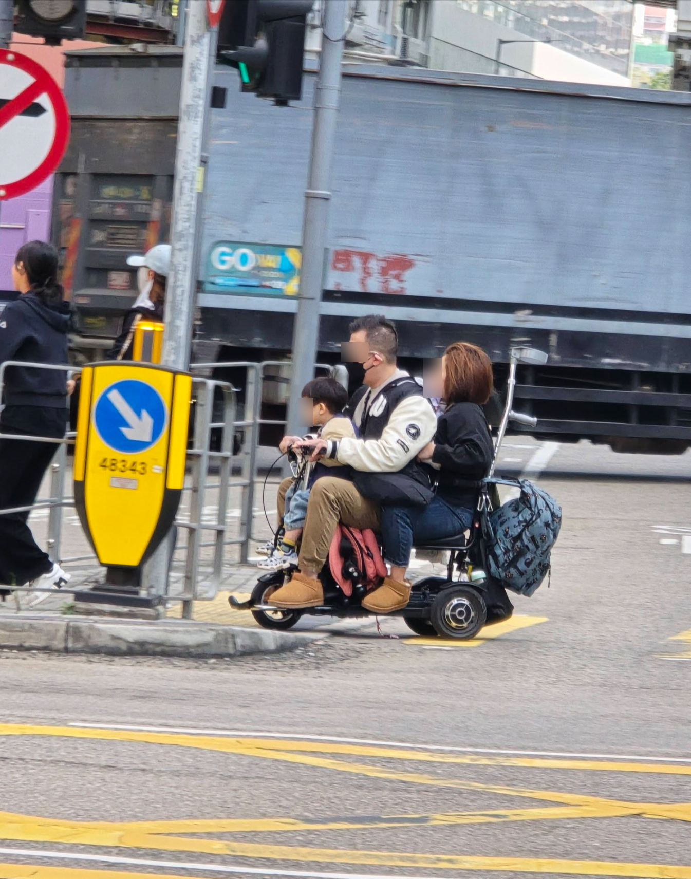黃竹坑驚見電動輪椅馬路奔馳　「一家四口」齊整出巡：全家安心上路 (FB@Ricky So)
