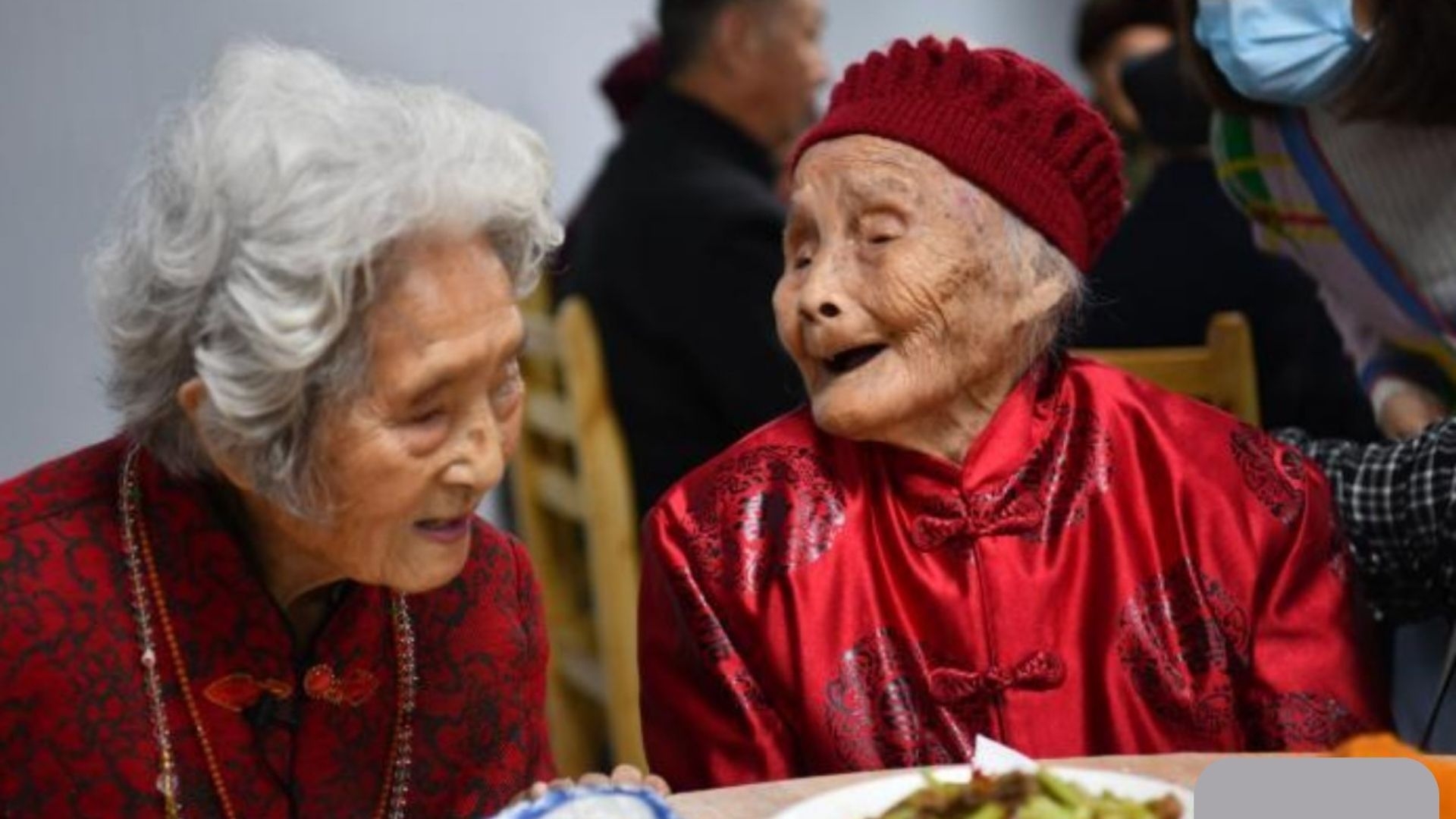 喻澤琴(左)去年與當時121歲的朱鄭氏參加千歲宴。網絡圖片