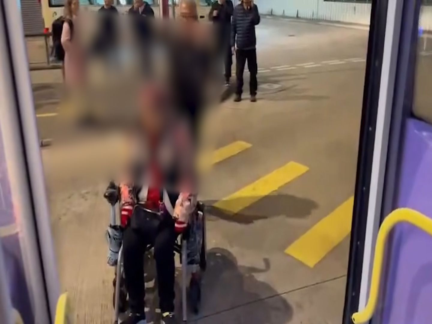 香港仔女車長被阿伯發難大鬧，只因輪椅婆婆未上到車？(影片截圖)
