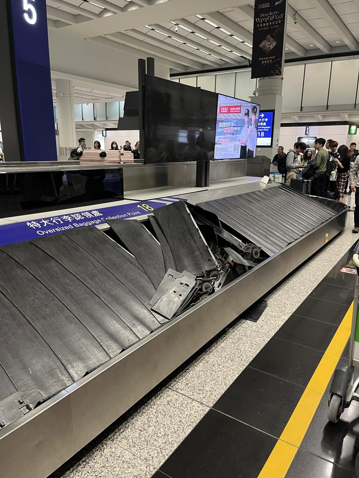 香港機場行李輸送帶運行途中突「爆開」　零件露出嚇怕旅客：無啦啦爆開  (Threads@sweet_squishybox)