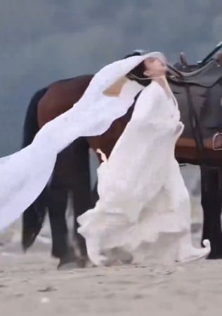 ▲▼陸劇女神拍戲驚傳意外！帽紗被踩「頭往後對折凹」。（圖／翻攝自微博）