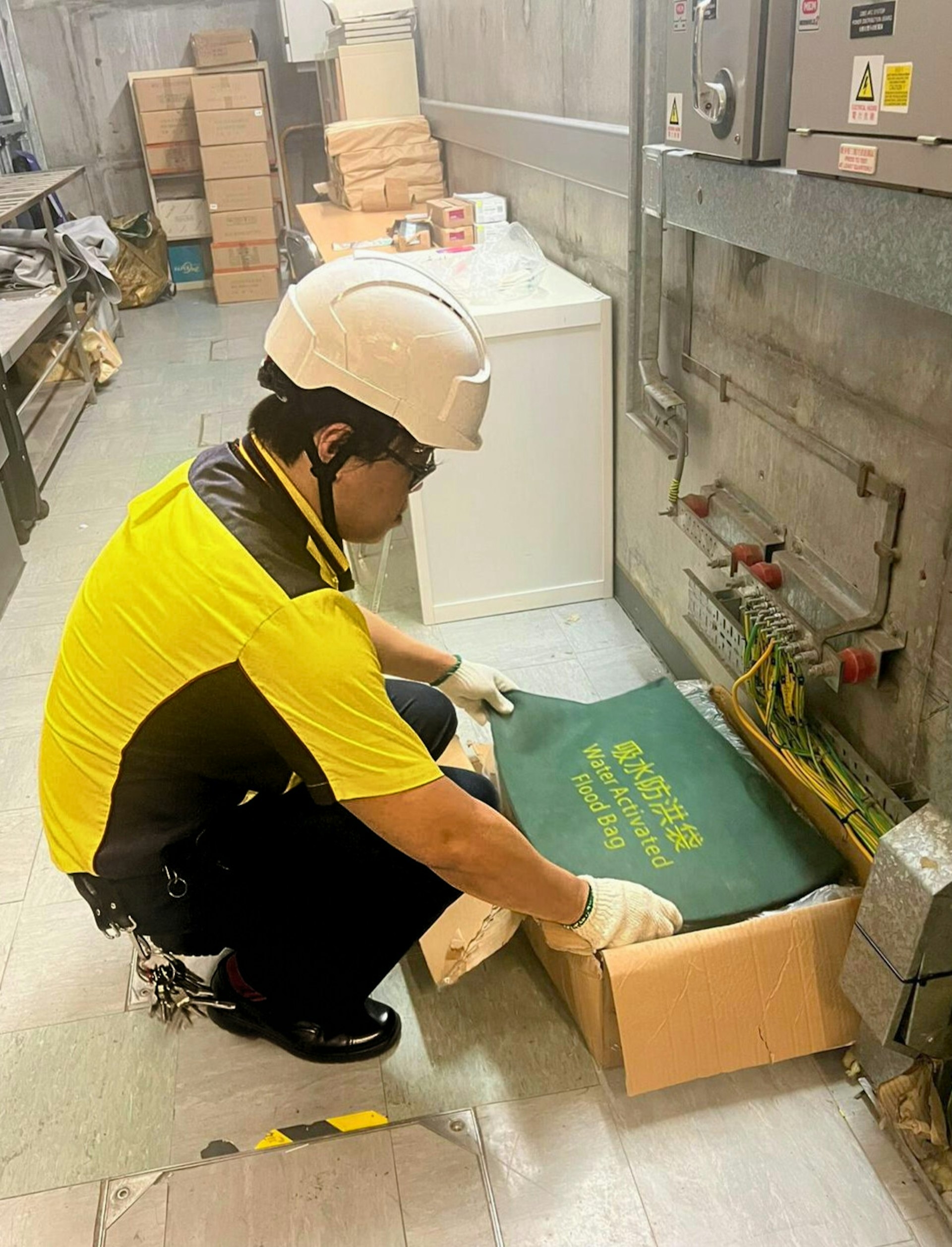 港鐵人員檢查防洪設備及排水系統。（港鐵圖片）