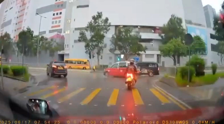 車Cam直擊｜天雨路滑的士慘遭貨van攔腰撞