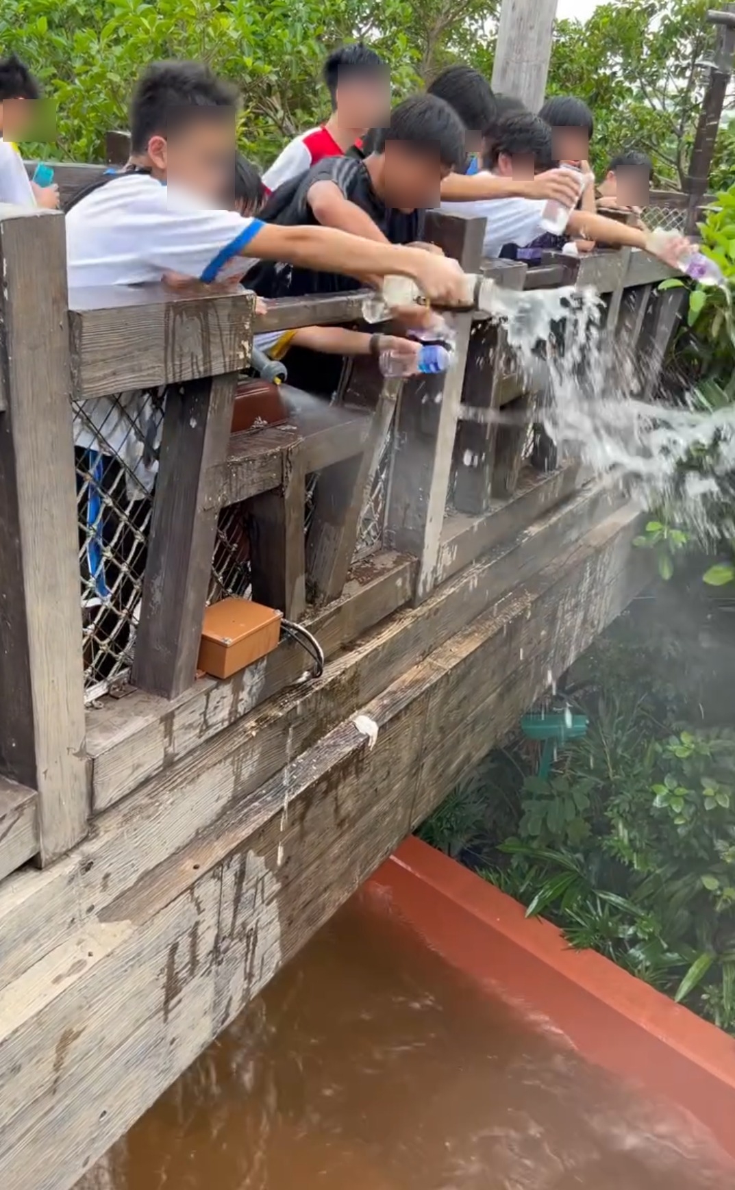 有市民日前到海洋公園遊玩熱帶激流設施時，遭遇六名學生以水樽向船隻倒水，行為引起不滿。