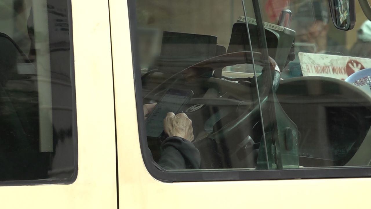 直擊另一司機違規 紅燈空檔公然「玩手機」