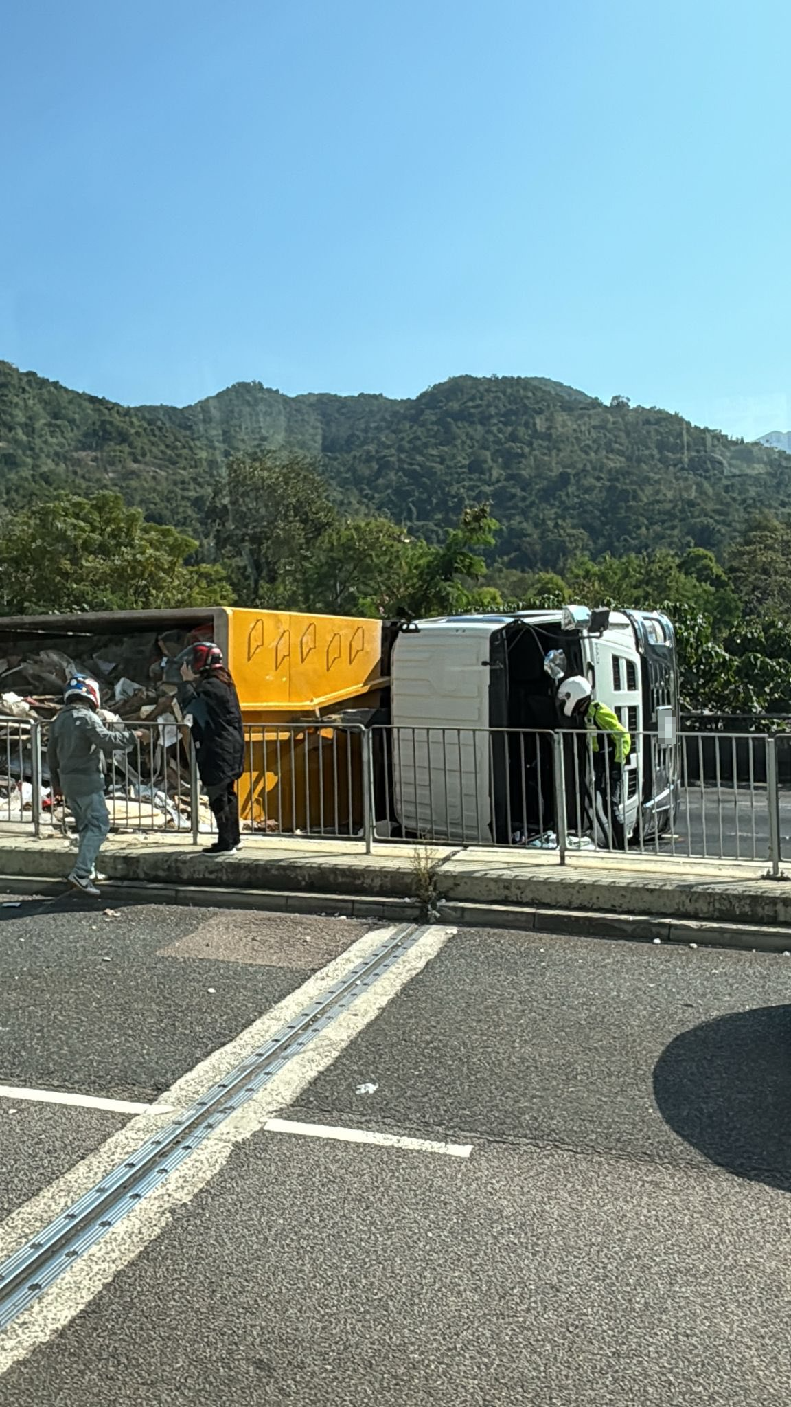 網上相片可見，涉事泥頭車貨斗上的工業廢料散落一地，阻礙兩條行車線。（Facebook 圖片／馬路的事 (即時交通資訊台)／Bosco  Chu ）