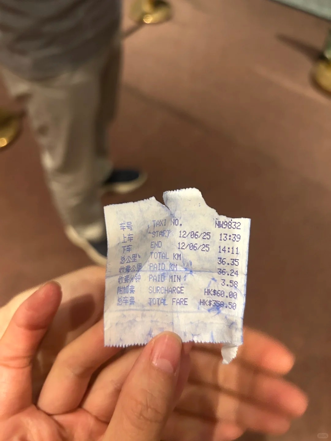 內地女香港搭的士車資$385誤付4張金牛　慘遇無良司機拒找續終報警求助