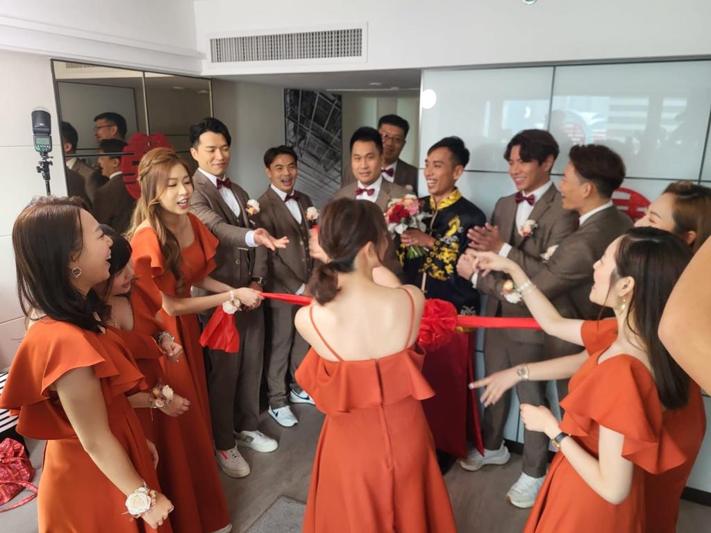 陳家勝係TVB攝影師，二人經常因為工作而碰面，不少圈中好友見證二人甜蜜嘅愛情故事。