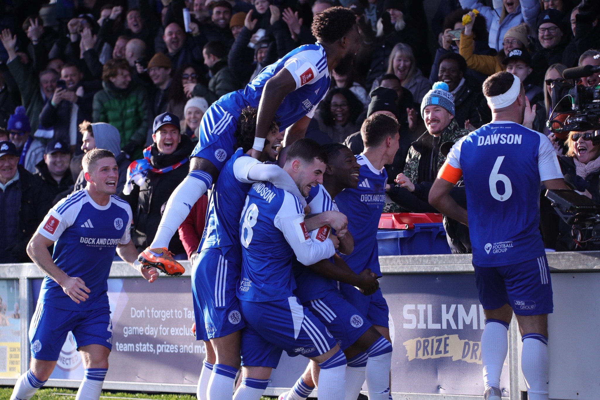 全隊身價僅45萬歐元的麥克斯非FC，扮演巨人殺手，以2：1擊敗身價達2億3000萬歐元的水晶宮，成為117年來首支於英足盃淘汰衛冕冠軍的非職業球隊。（Facebook圖片／麥克斯非FC ）