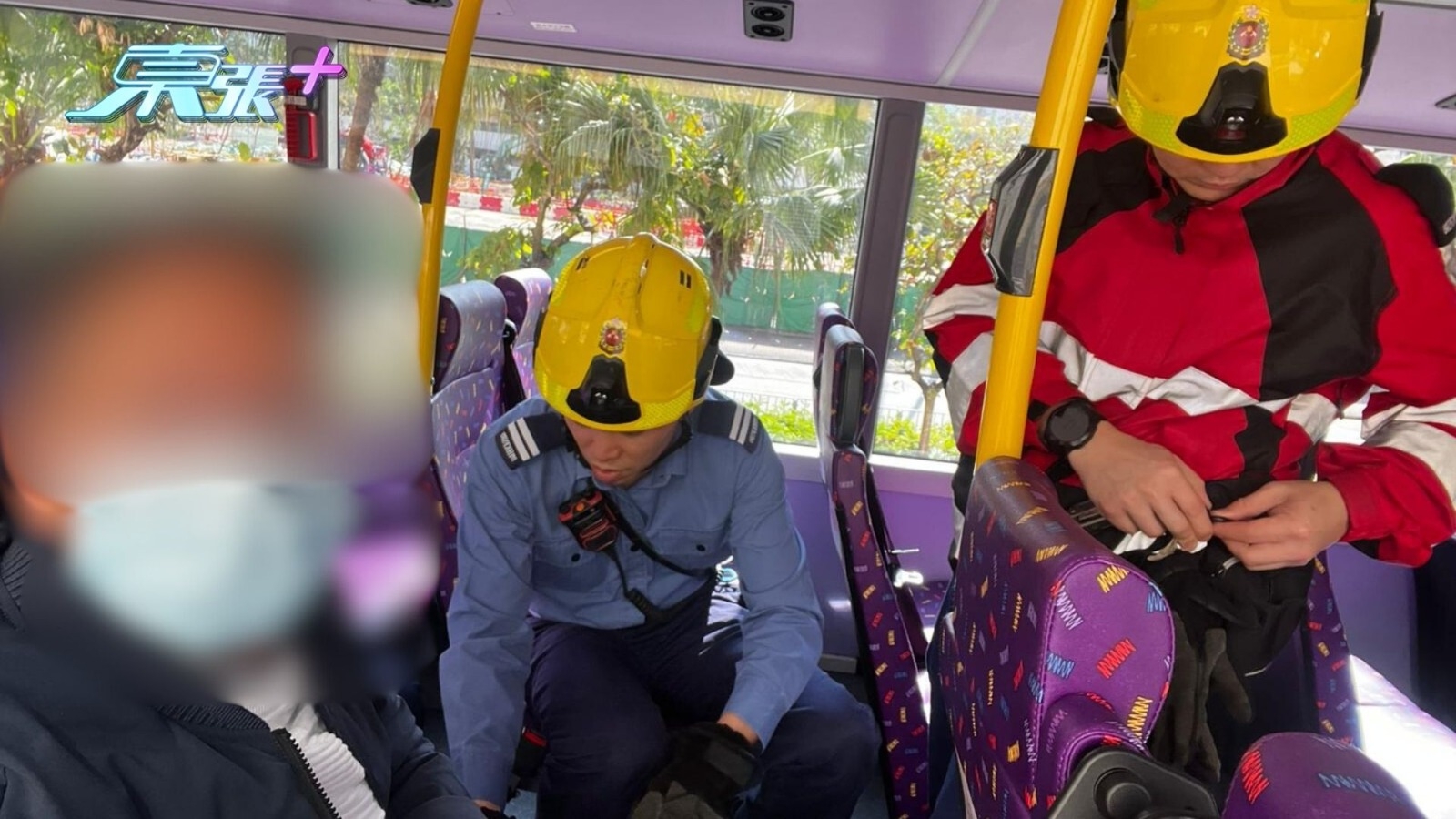 陳先生又向《東張+》提供當時照片，他指，「一共最少有12個消防員、3個警察及4位城巴職員招呼。」