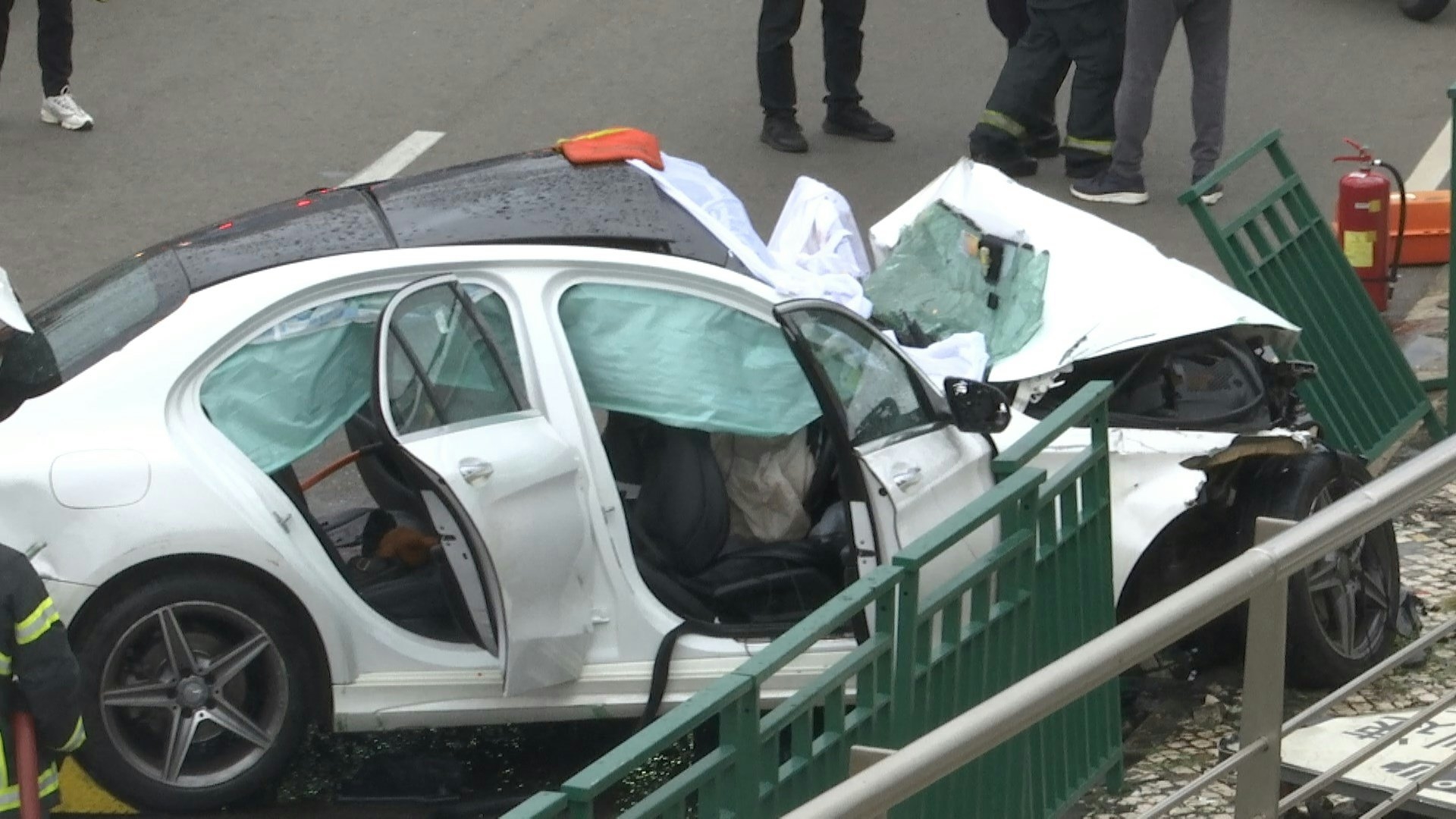 涉事私家車嚴重毀爛。（澳廣視影片截圖）