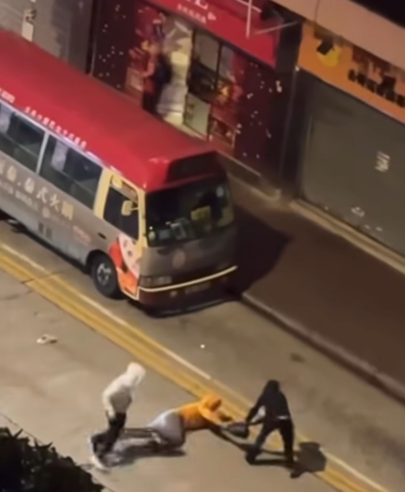 橙衫男子不斷高呼「救命」，並緊抱手袋不放。黑衫男子多次出拳襲擊