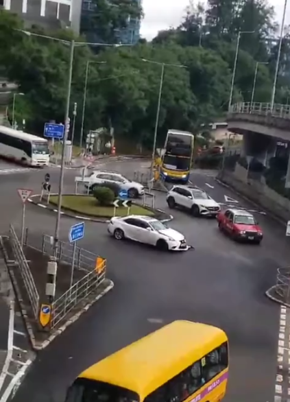 有片｜跑馬地私家車瘋狂亂駛鏟行人路。 (影片截圖)