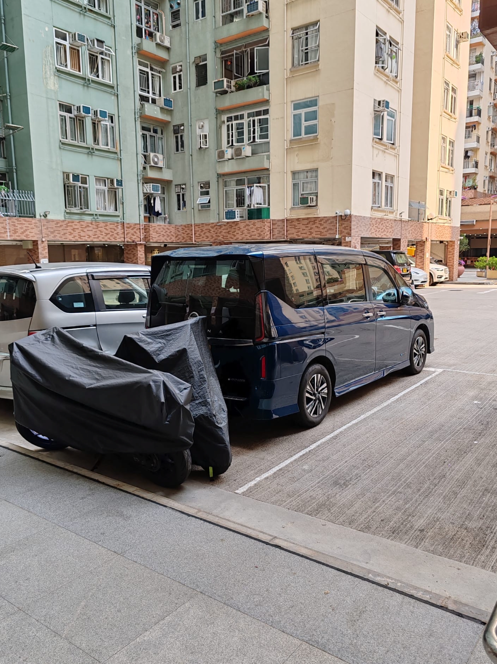 東張西望報料｜美孚停車場車位亂泊亂象叢生　觀眾形容情況誇張「泊3架車」（觀眾報料提供圖片）