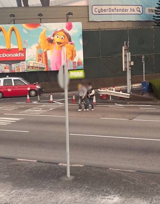 兩男誤闖紅隧口過馬路，最後要職員帶走。(T@nicola223)