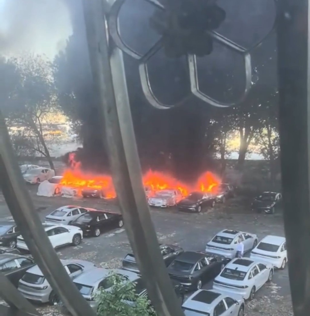 據目擊者所指，因車輛停放間距極小，多輛汽車在短時間內相繼被引燃。（極目新聞）