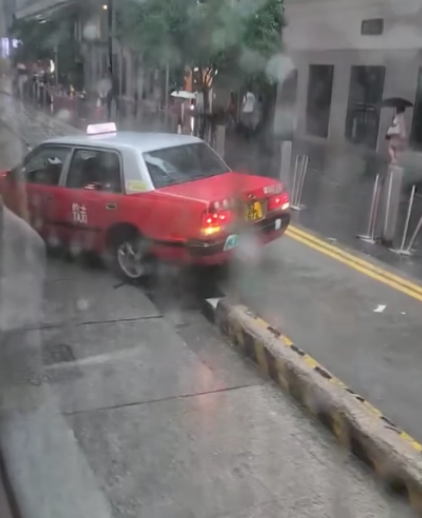 百德新街的士站的士「飛象過河」　卡住石壆動彈不能惹網民熱議