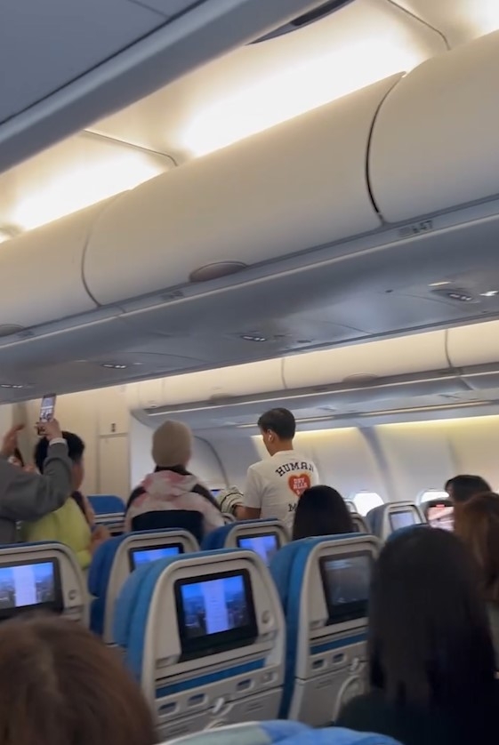 東張西望報料｜國泰飛台灣航班　雀仔飛客艙玩謝員工　乘客：延誤35分鐘