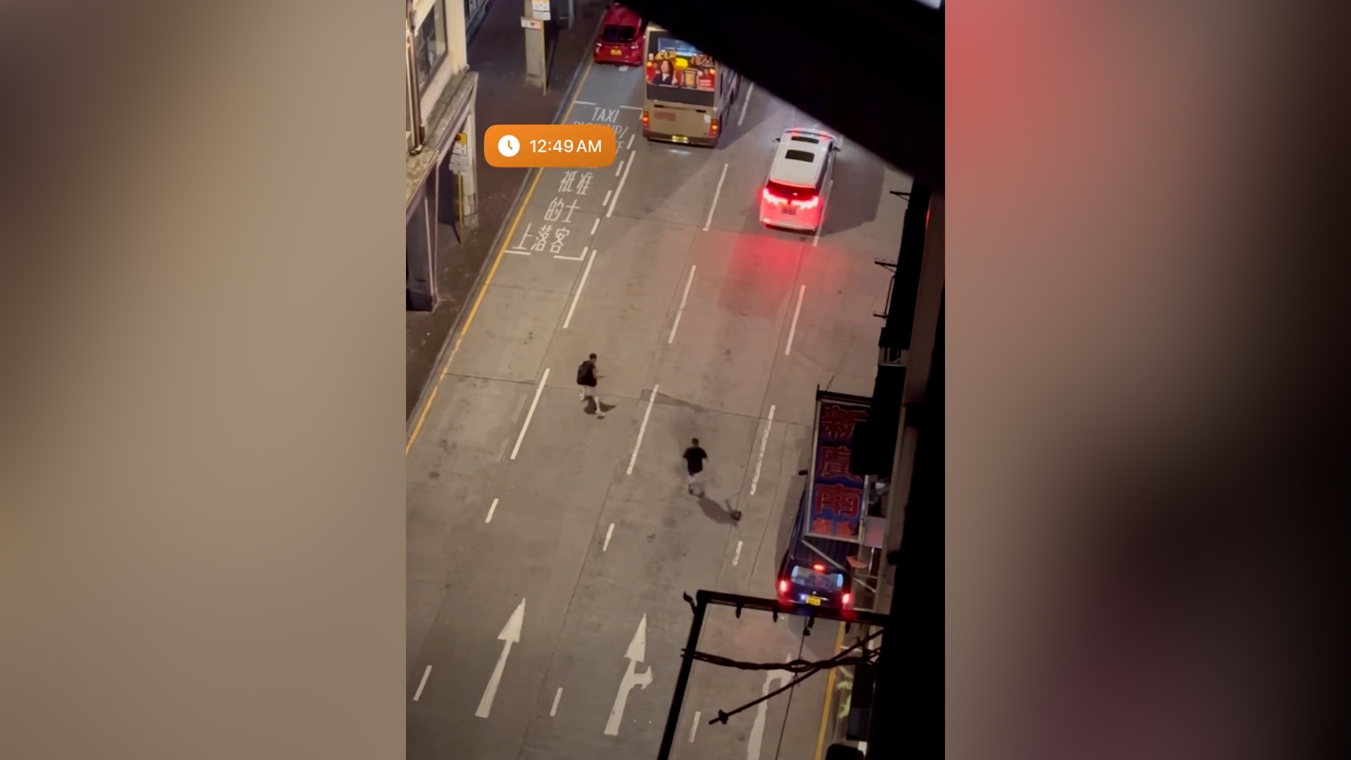 黑衣男步步逼近客貨車，車上有人突然持鐵棍下車驅趕，並將鐵棍擲向他。