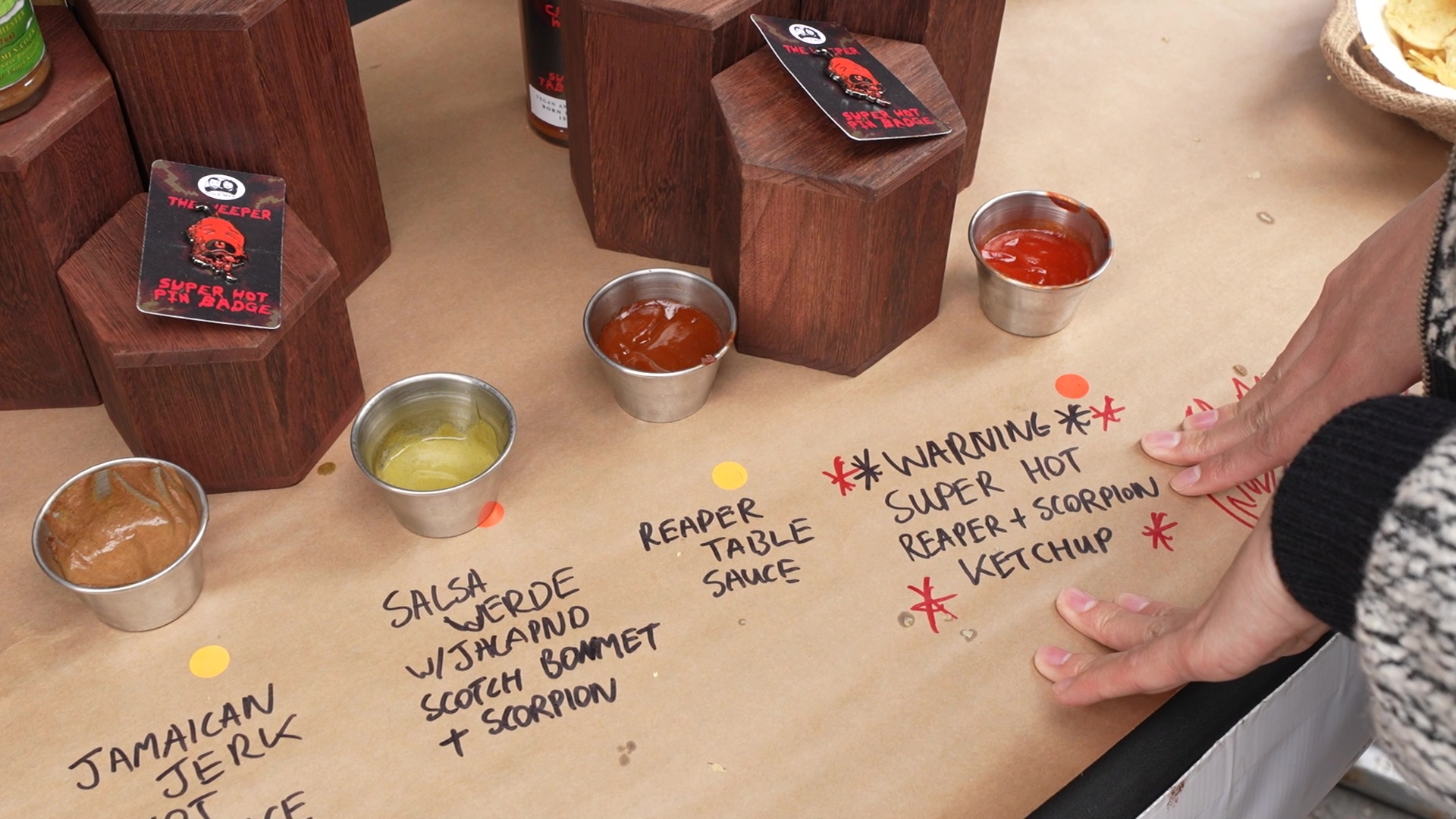 蔡思貝挑戰試吃以全世界最辣辣椒製成嘅辣醬。