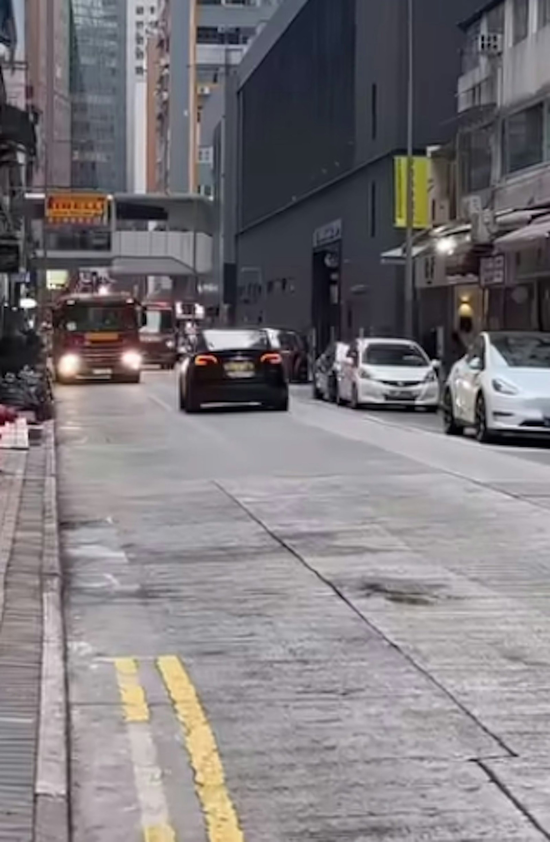 今年1月23日，有目擊者拍到一輛黑色私家車在灣仔謝斐道逆線行駛。（Facebook影片截圖／車cam L（香港群組））