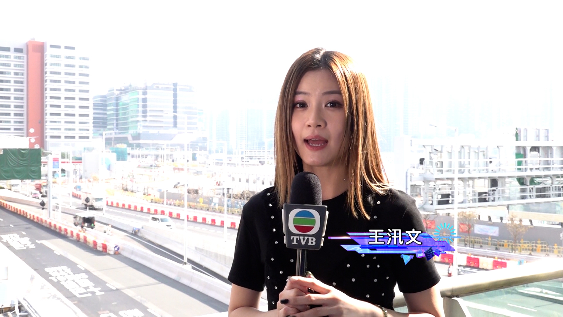 另一邊廂，在啓福道這裏，同樣發生類似事件。這裏車來車往，所有車輛都高速行駛，但是仍然有人在這麼危險的情況下亂過馬路。
