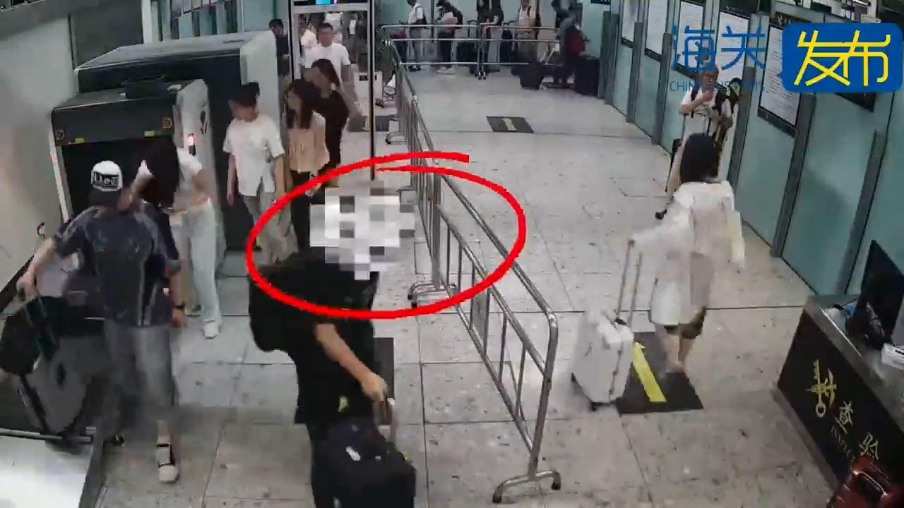 中國海關在西九龍站查獲一名阿富汗男旅客出境時攜帶11件／套古文物。（微博影片截圖／海關發布）