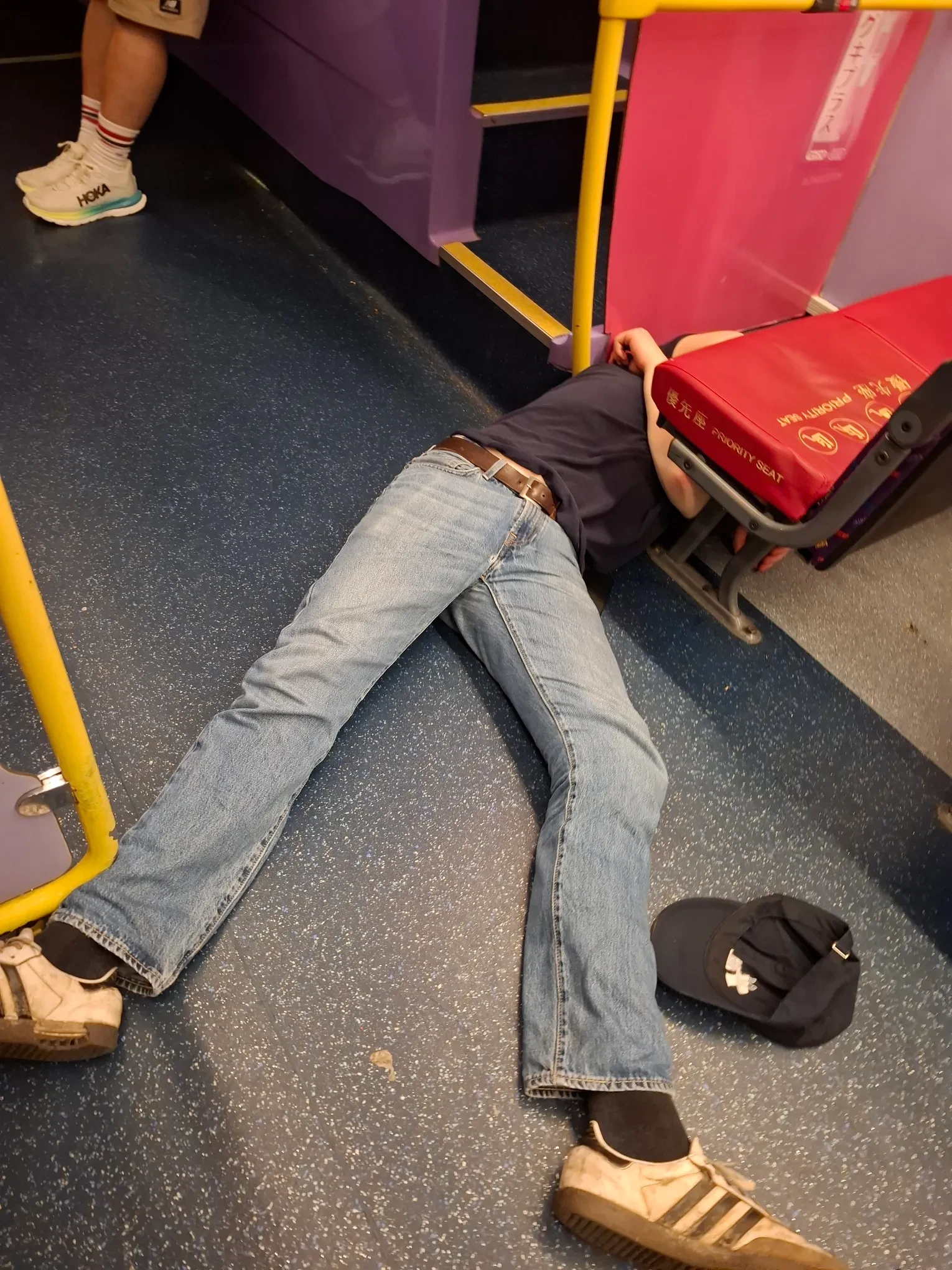 男子坐巴士疑醉酒「攤屍」車廂內　誇張畫面曝光！