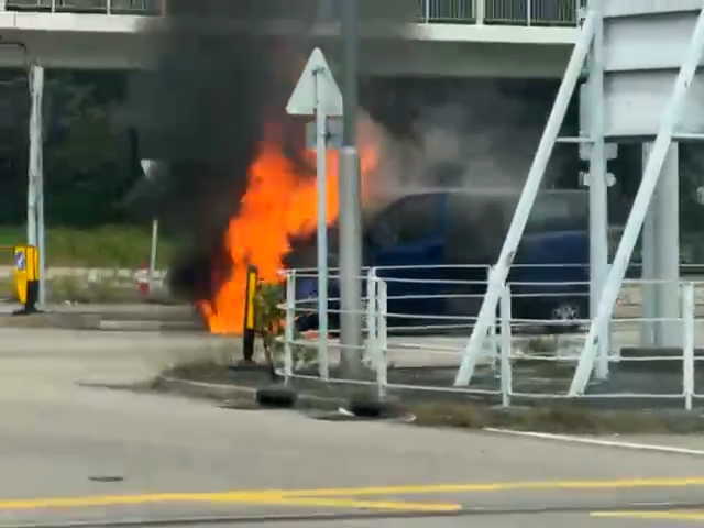 涉事客貨車停泊在青田路與鳴琴路交界的燈位前，車輛陷入火海，大量濃煙冒出，直衝半空，警方及消防人員趕到現場處理事件。（Facebook影片截圖／車cam L（香港群組）／Bosco Chu）