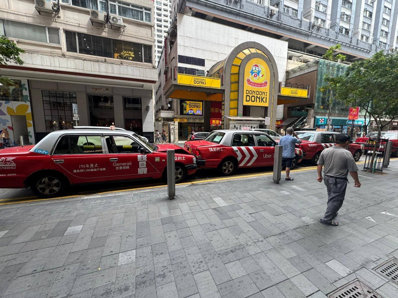 5輛的士車頭撞車尾，均有損毀，當中有的士車頭蓋明顯彎曲。（Facebook圖片／車cam L（香港群組）／Bosco Chu）