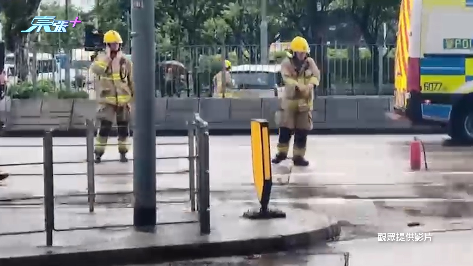 東張西望報料｜九龍灣電動車撞女途人釀火警　電池飛脫冒煙　本網直擊救火全過程 （觀眾提供《東張+》影片）
