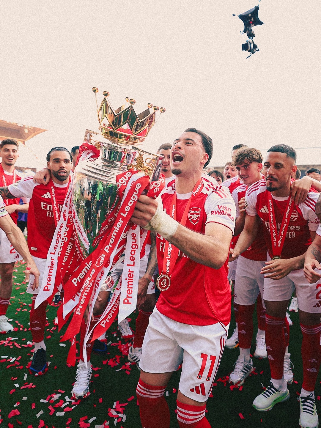 頒獎後，阿仙奴球員們紛紛與獎盃合照。（Facebook圖片／Arsenal）