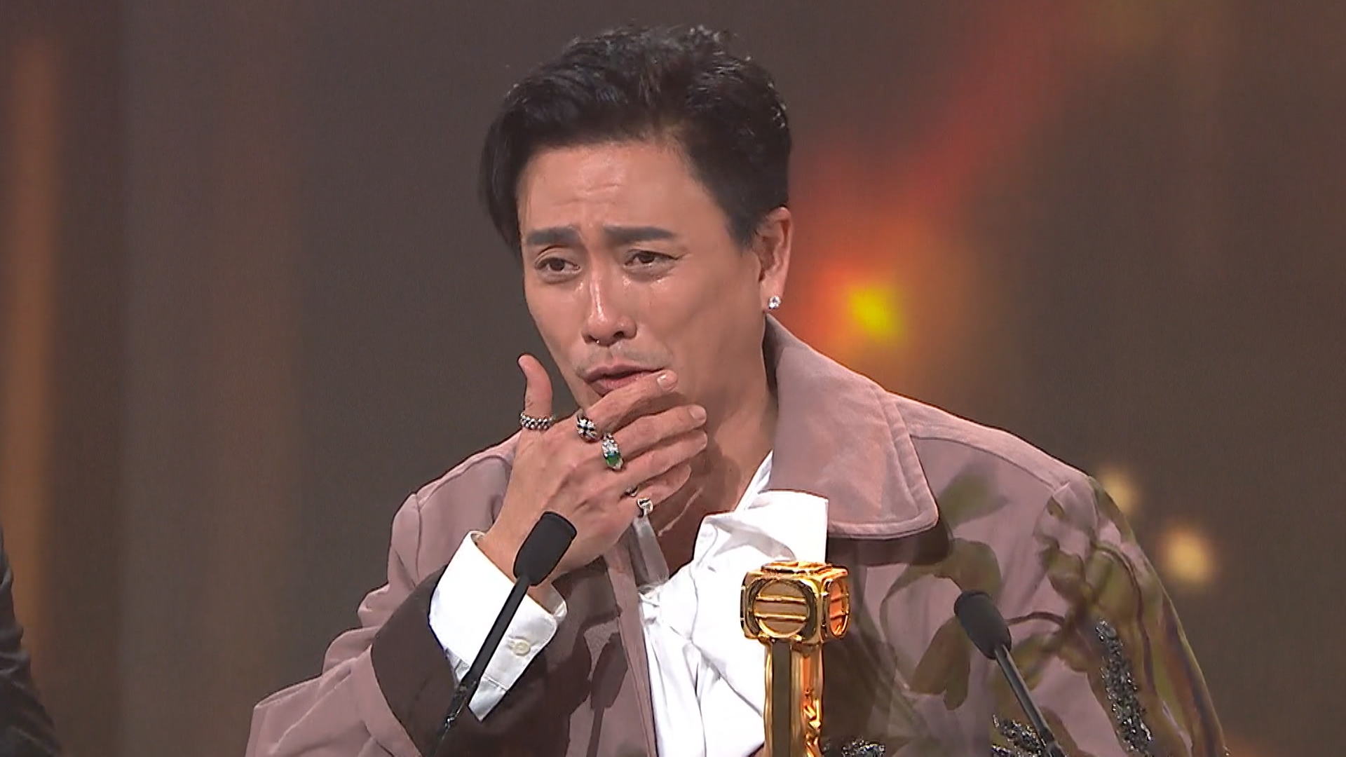 黃宗澤開齋成為雙料視帝，還未上台已經淚流滿面。