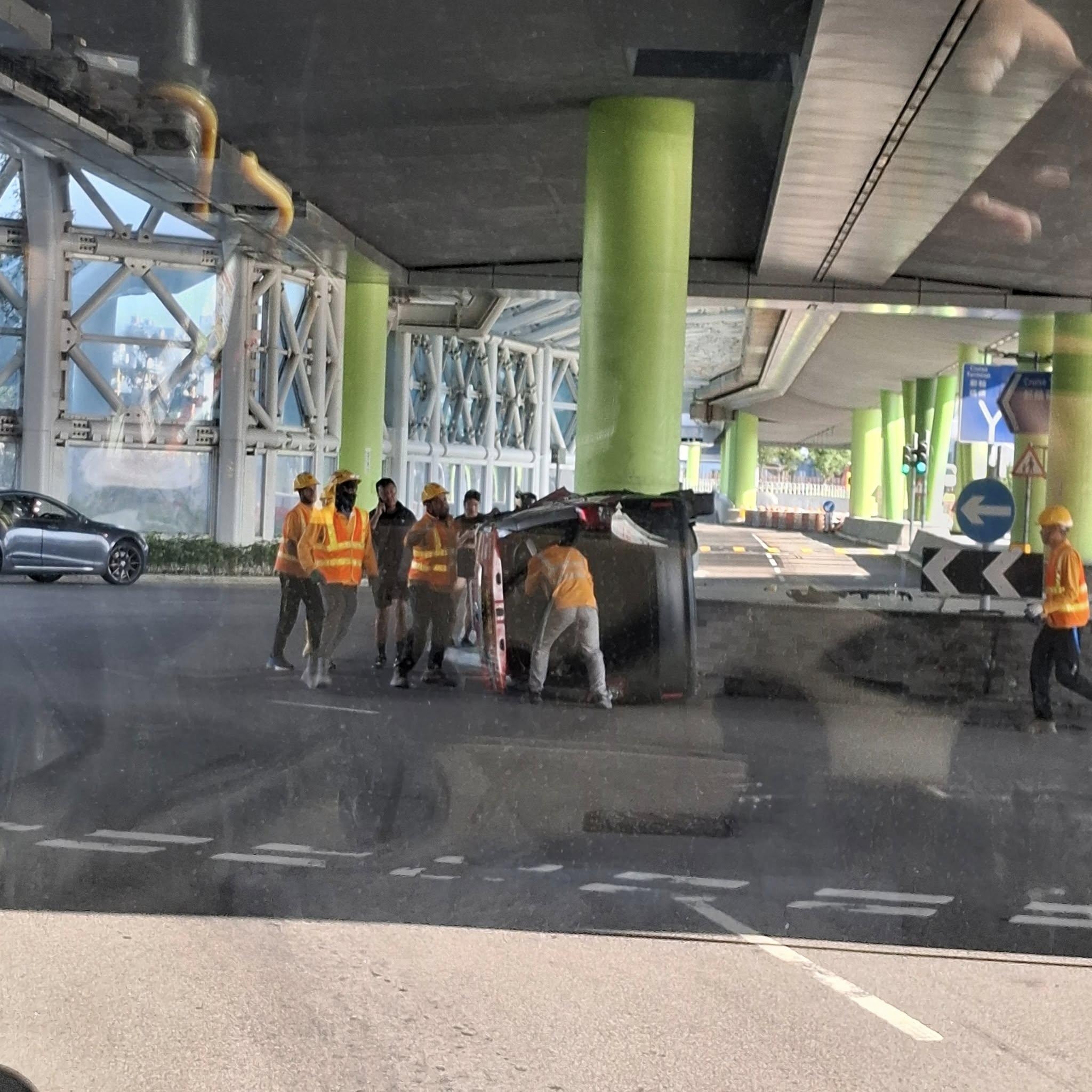 附近多名地盤工人見狀，立即上前協助救人。