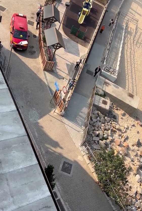 至於另一影片則顯示消防車隨後駛往直升機停機坪，當時已有直升機在場，未知事件或是否涉及緊急或特別任務。