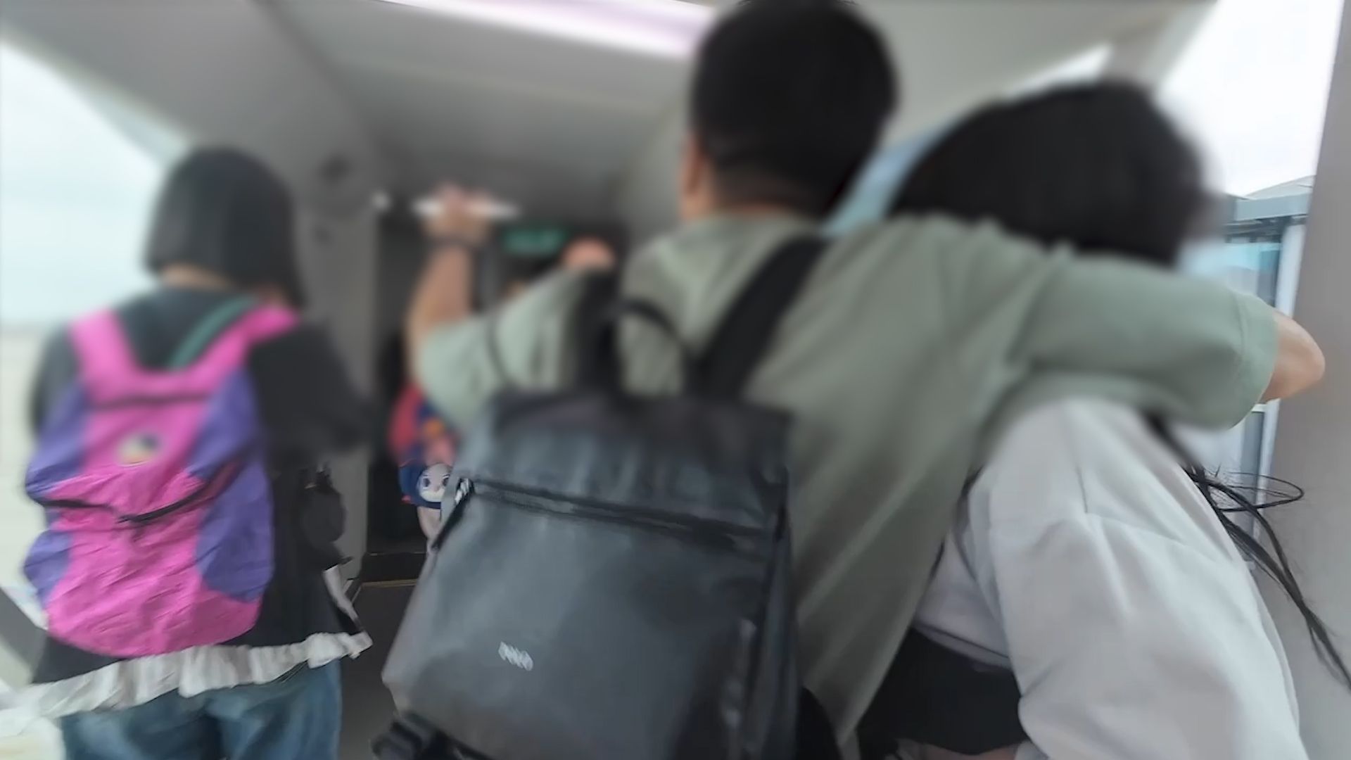 港航印尼峇厘航班惡夫婦罵空姐再撞乘客，男子一度揮拳兇人。