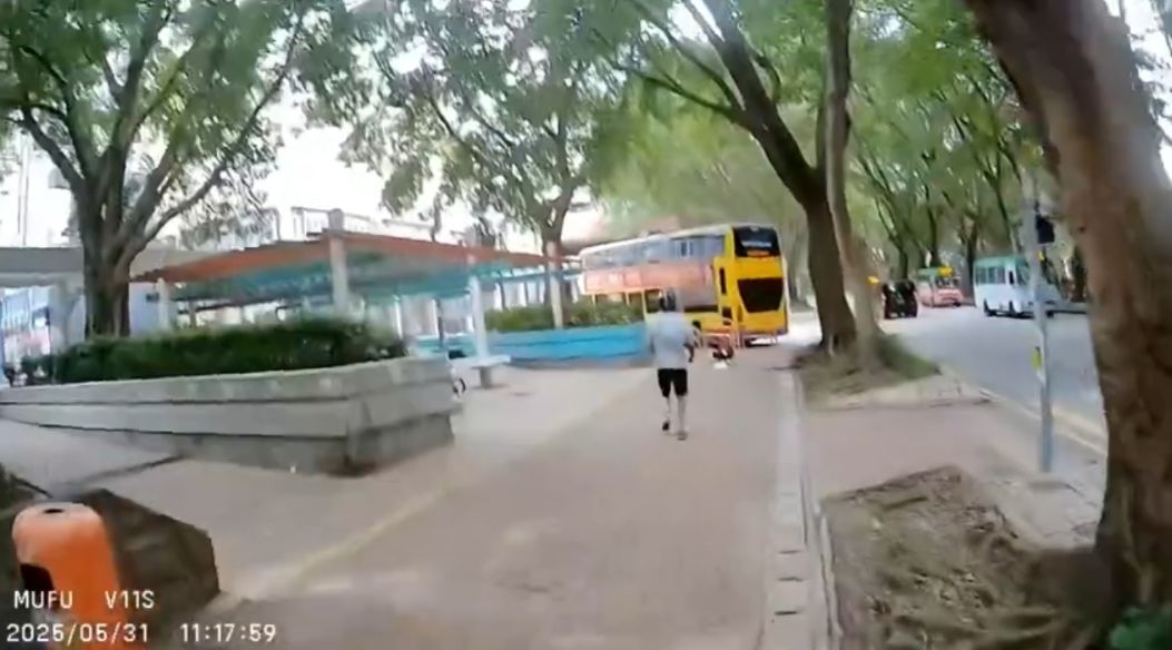 好人好事｜上水天平邨婦人突然倒地，鐵騎士帥氣棄車救人全程曝光。