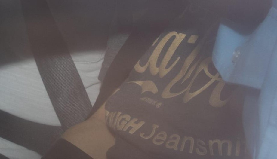 尿液汽水｜63歲被告此前穿「可口可樂」上衣提堂。(資料圖片)