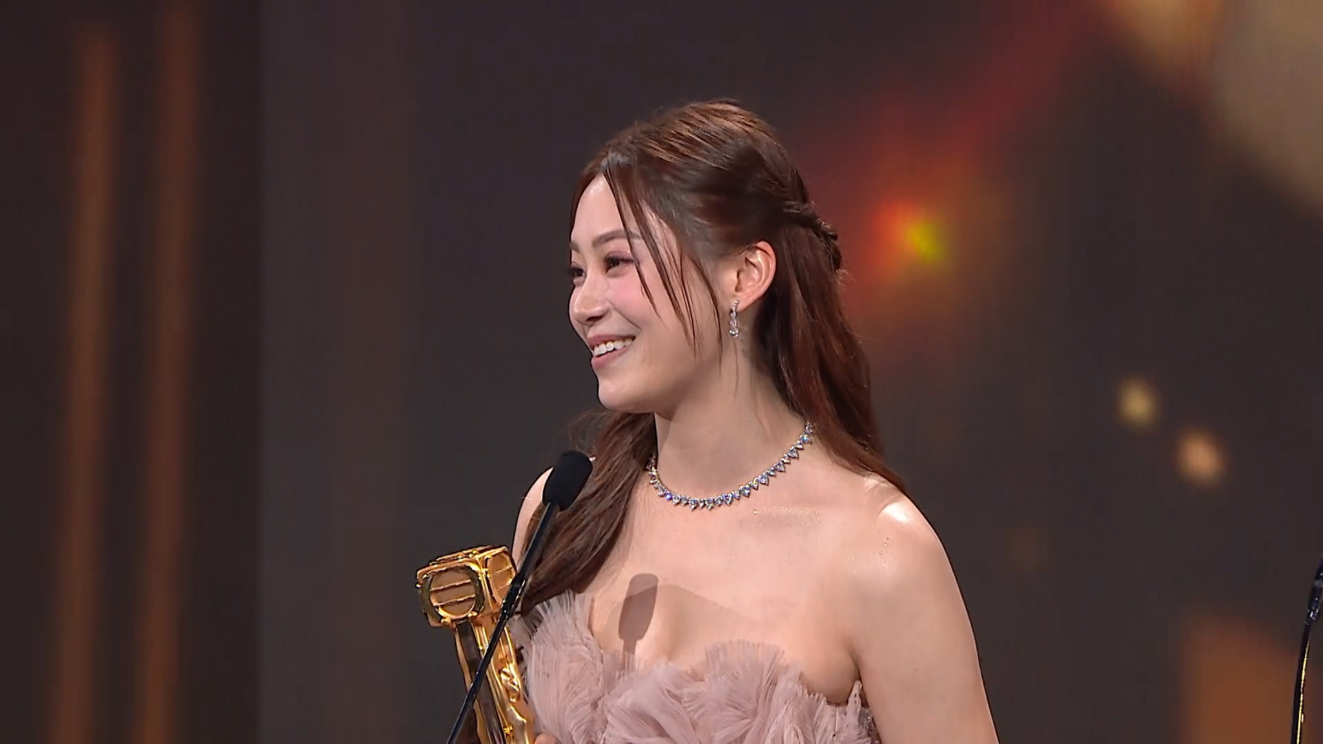 葉蒨文大熱奪女飛躍，在台上「放甜」。